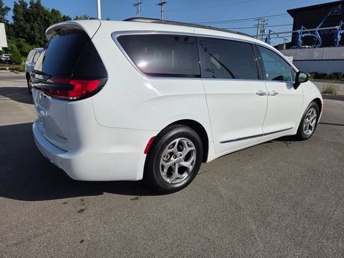 Used 2023 Chrysler Pacifica Limited FWD image 7
