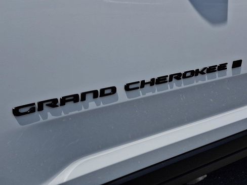 Used 2023 Jeep Grand Cherokee Limited w/ Luxury Tech Group II AWD/4WD image 28