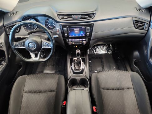 Used 2018 Nissan Rogue SV FWD image 3
