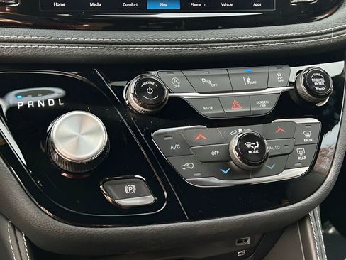 New 2026 Chrysler Pacifica Limited w/ Uconnect Theater Family Group image 23