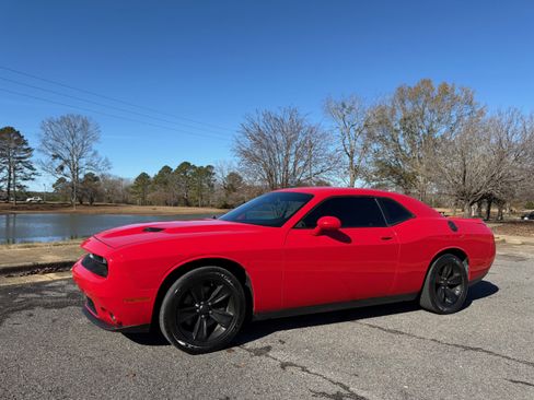 Used 2019 Dodge Challenger SXT image 1
