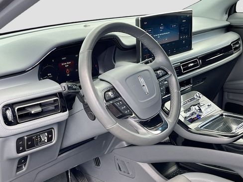 Used 2023 Lincoln Nautilus Reserve w/ Luxury Package image 9