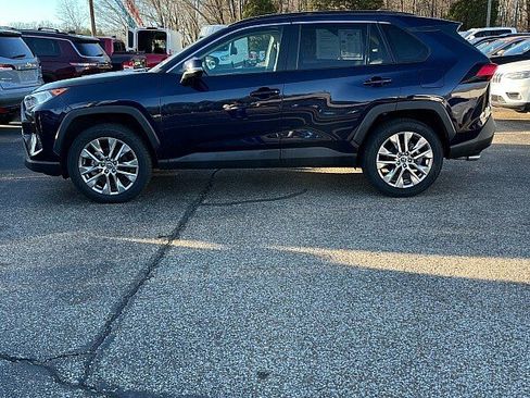 Used 2020 Toyota RAV4 XLE Premium image 4