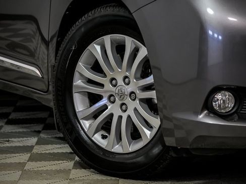 Used 2015 Toyota Sienna XLE Premium image 3