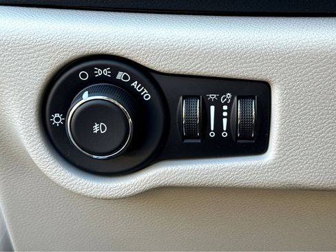 Used 2019 Chrysler Pacifica Touring Plus image 16