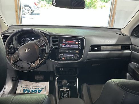 Used 2017 Mitsubishi Outlander SE AWD/4WD image 7