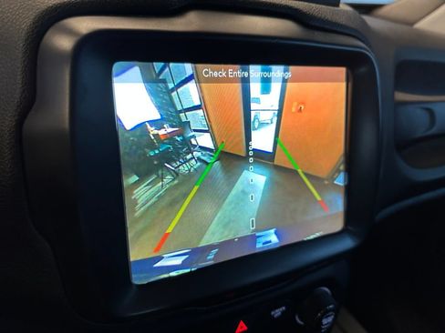 Used 2018 Jeep Renegade Altitude w/ UConnect 8.4 Nav Group AWD/4WD image 14