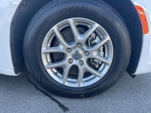 Used 2023 Chrysler Pacifica Touring-L image 33