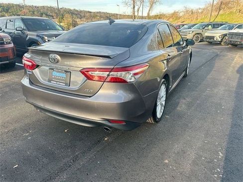 Used 2019 Toyota Camry XLE image 16