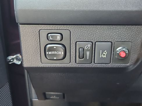 Used 2018 Toyota RAV4 LE FWD image 30
