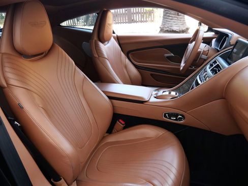 Used 2020 Aston Martin DB11 Coupe image 12