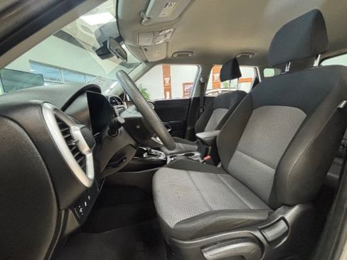 Used 2025 Kia Soul LX w/ LX Technology Package FWD image 10
