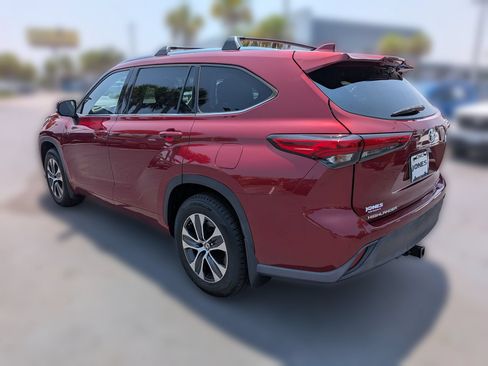 Used 2020 Toyota Highlander XLE AWD/4WD image 7