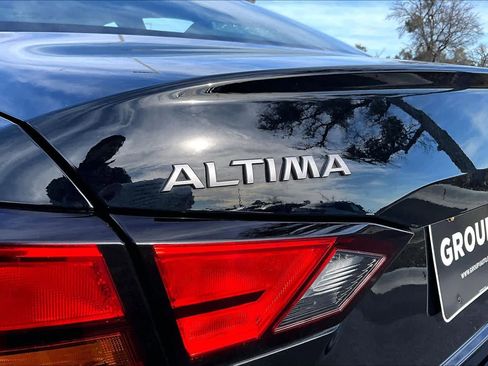 Used 2025 Nissan Altima 2.5 SV image 10