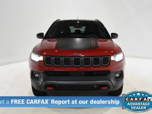 Used 2025 Jeep Compass Trailhawk AWD/4WD image 2