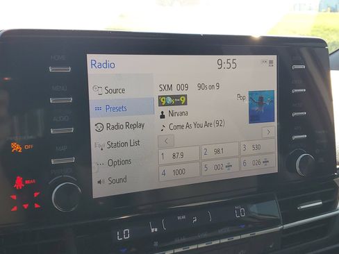 Used 2024 Toyota Sienna XSE w/ XSE Plus Package FWD image 23