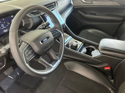 Used 2023 Jeep Grand Cherokee Altitude AWD/4WD image 4