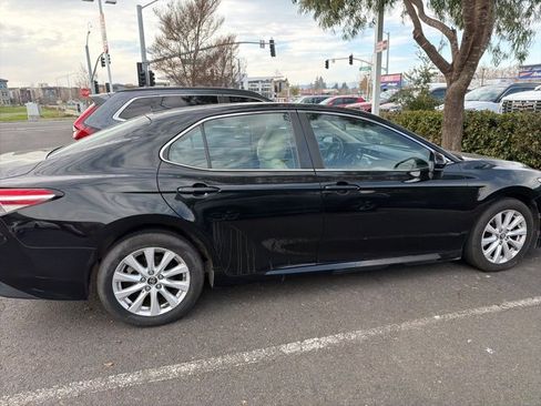 Used 2019 Toyota Camry LE image 5