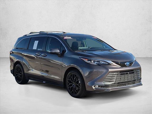 Used 2024 Toyota Sienna Platinum FWD image 3