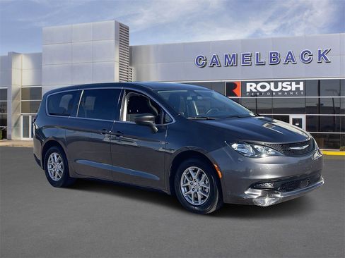 Used 2022 Chrysler Voyager LX image 7