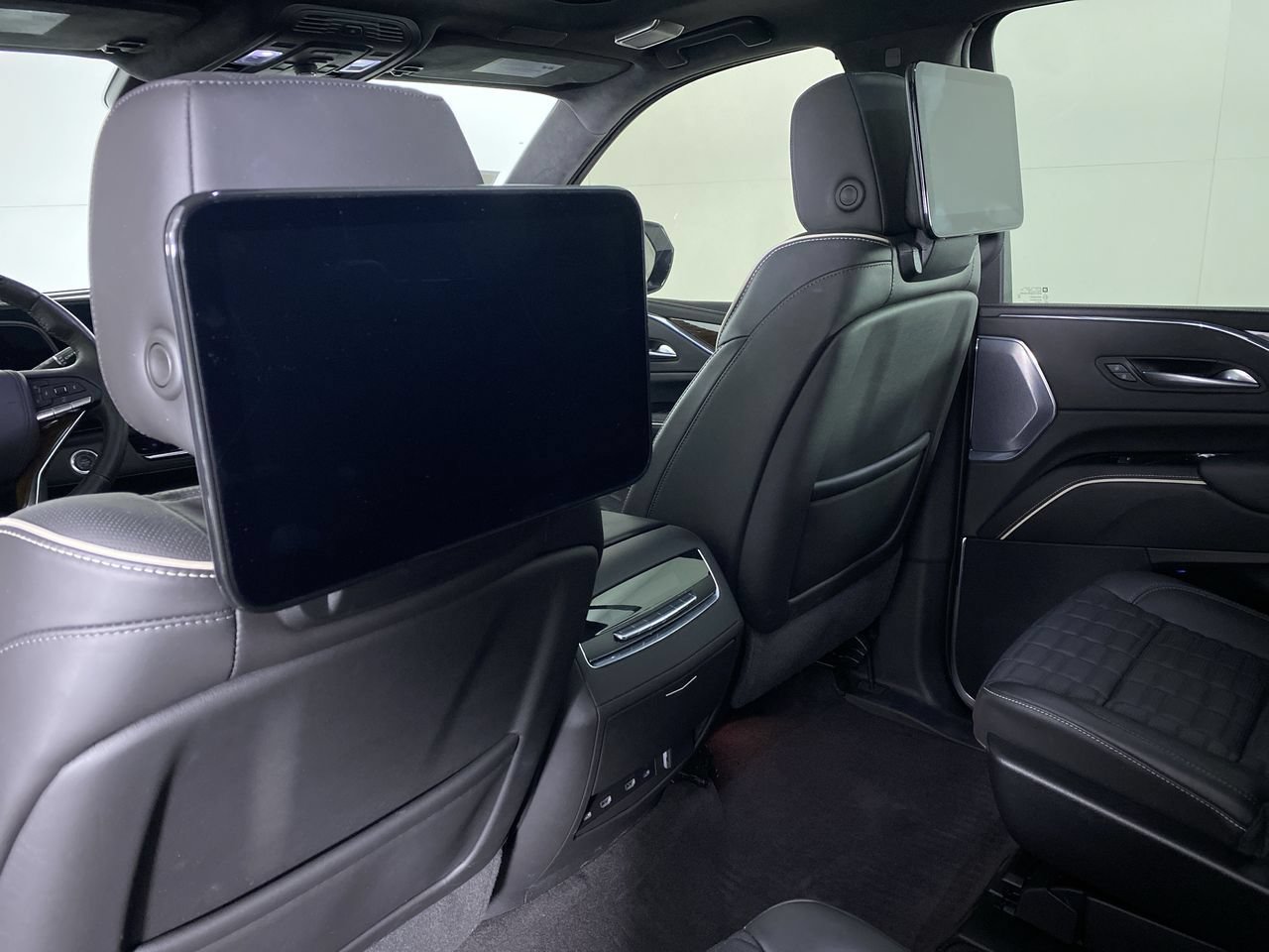 Used 2024 Cadillac Escalade ESV Sport Platinum w/ LPO, ONYX Package AWD/4WD image 18
