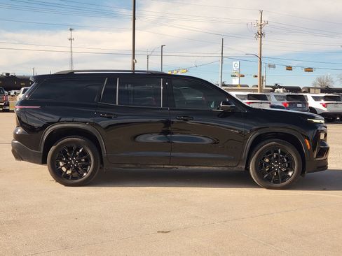 Used 2024 Chevrolet Traverse LT w/ Midnight/Sport Edition image 7