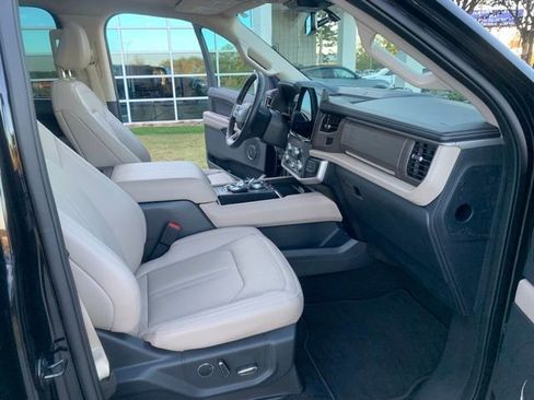 Used 2024 Ford Expedition Limited image 34