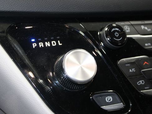 Used 2024 Chrysler Pacifica Touring-L image 26