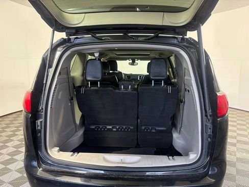 Used 2018 Chrysler Pacifica Limited FWD image 9