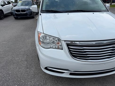 Used 2015 Chrysler Town & Country Touring FWD image 13