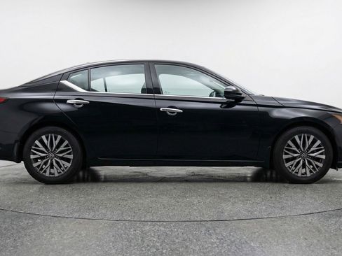 Used 2025 Nissan Altima 2.5 SV image 11