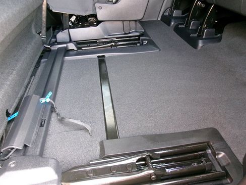 Used 2025 Chevrolet Tahoe LS image 39