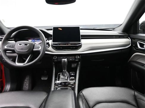 Used 2025 Jeep Compass Limited image 23