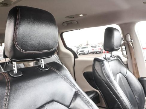 Used 2017 Chrysler Pacifica Touring-L image 34