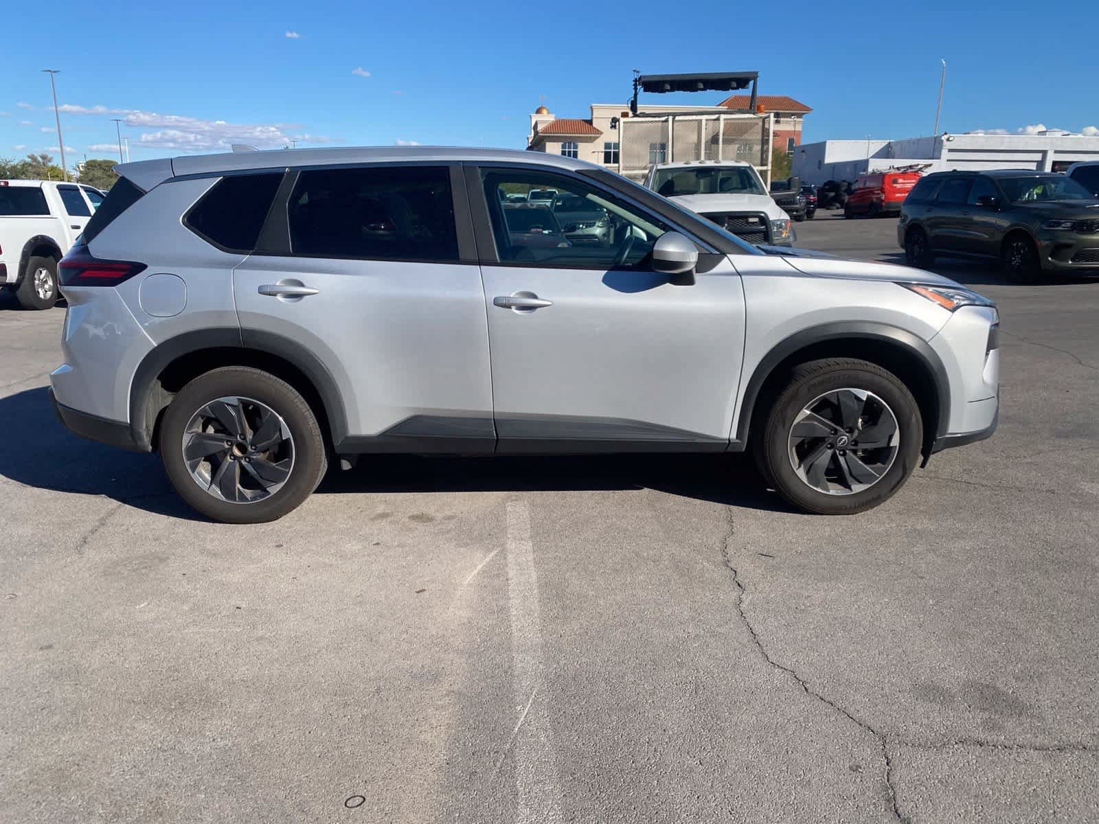 Used 2025 Nissan Rogue SV FWD image 4