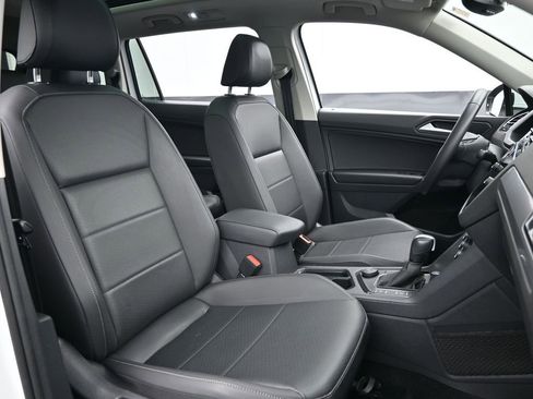 Used 2020 Volkswagen Tiguan SEL AWD/4WD image 32