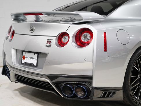 Used 2020 Nissan GT-R Premium AWD/4WD image 24