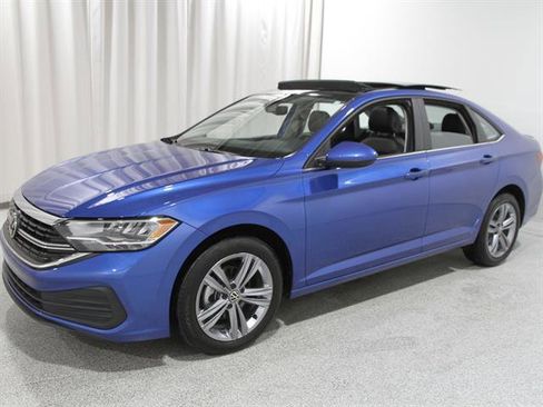 Certified 2023 Volkswagen Jetta SE w/ Panoramic Sunroof Package image 3