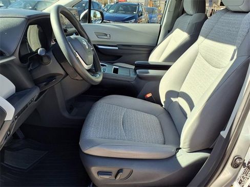Used 2021 Toyota Sienna LE image 6