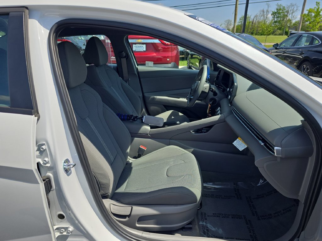 Used 2025 Hyundai Elantra SE FWD image 25