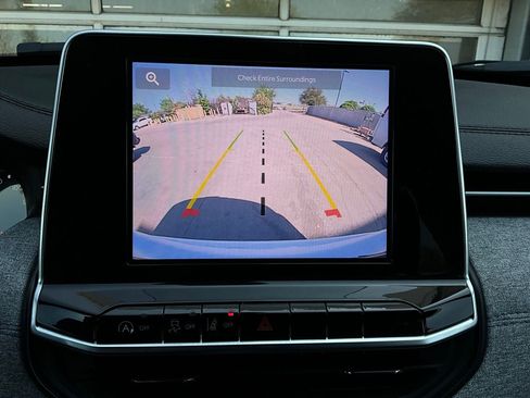 Used 2025 Jeep Compass Latitude image 32