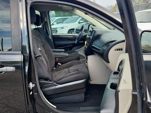Used 2019 Dodge Grand Caravan SE w/ UConnect Hands-Free Group FWD image 18