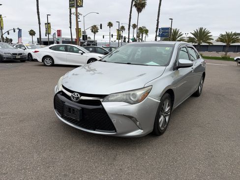 Used 2015 Toyota Camry SE w/ Moonroof Package FWD image 3