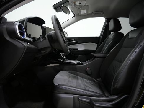 Used 2025 Chevrolet Trax LT FWD image 12