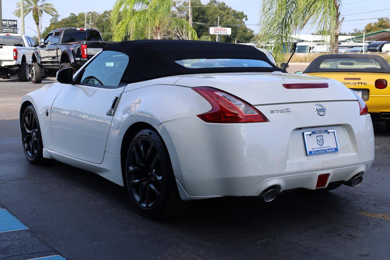 Used 2017 Nissan 370Z Touring RWD image 5