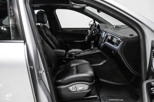 Used 2018 Porsche Macan Sport Edition AWD/4WD image 32