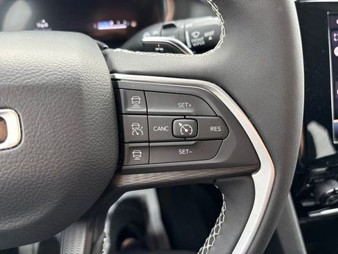 Used 2025 Jeep Grand Cherokee Laredo image 14