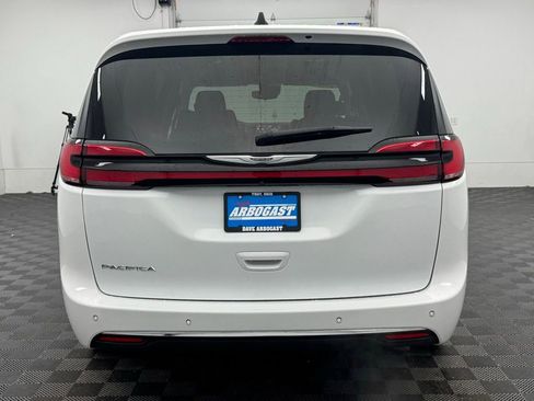 Used 2023 Chrysler Pacifica Touring-L FWD image 8