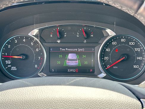 Used 2023 Chevrolet Traverse LT FWD image 12