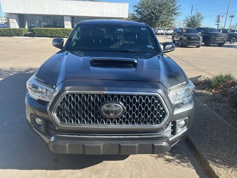 Used 2018 Toyota Tacoma TRD Sport image 2